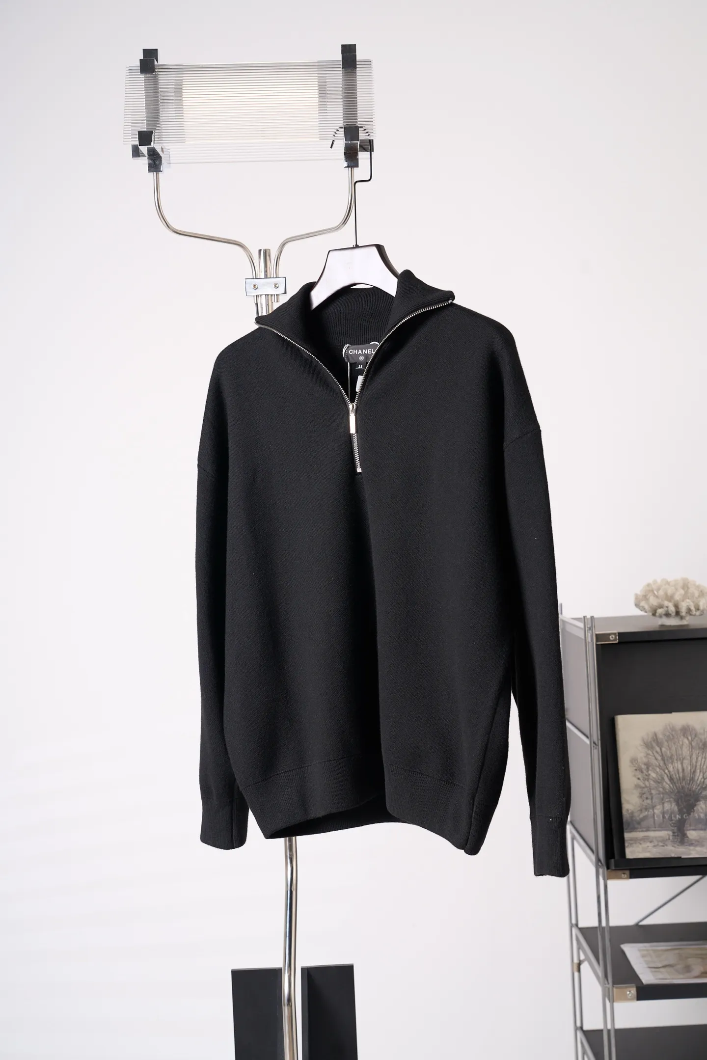 [In-Stock] CHANEL/Chanel Stand Collar Wool and Silk Logo Logo Pullover Sweater [In Stock] 36 38 40 42 Authentic 28,000 purchase and development, 46-count wool blended double-ply yarn, imported from Germany (SOTO) loom, hand-stitched logo, wool enzyme washing, customized 1:1 hardware, customized 1:1 zipper, customized 1:1 trademark, fitted version, hand washing recommended (this product is made of wool and is not easy to machine wash)